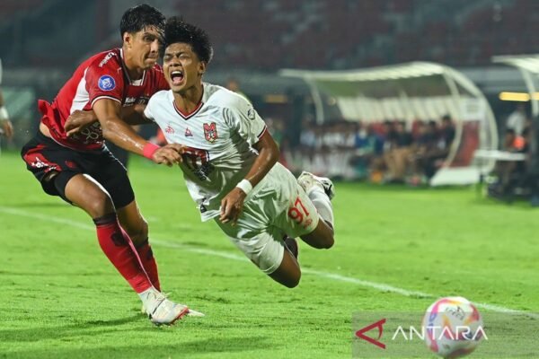 Judul alternatif untuk "Pemain asing Liga 1 yang dipanggil timnas negaranya pada Maret" bisa menjadi:

"Pesepak Bola Asing Liga 1 yang Mendapat Panggilan Timnas pada Bulan Maret