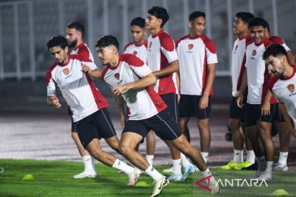 Here are some alternative titles for "Jadwal Kualifikasi Piala Dunia: Indonesia bidik poin di Australia":

1. "Jadwal Kualifikasi Piala Dunia: Indonesia Targetkan Poin di Australia"
2. "Persiapan Kualifikasi Piala Dunia: Indonesia Mengincar Poin di Australia"
3. "Jadwal Kualifikasi Piala Dunia: Indonesia Berjuang Mencetak Poin di Tanah Australia"
4. "Kualifikasi Piala Dunia: Indonesia Siap Bertarung untuk Poin di Australia"
5. "Jadwal Kualifikasi Piala Dunia: Harapan Indonesia Meraih Poin di Australia"
6. "Misi Indonesia di Kualifikasi Piala Dunia: Mengincar Poin dari Australia"
7. "Jadwal Pertandingan Kualifikasi Piala Dunia: Indonesia Berambisi Raih Poin di Australia"
8. "Indonesia Melangkah ke Kualifikasi Piala Dunia: Target Poin di Australia