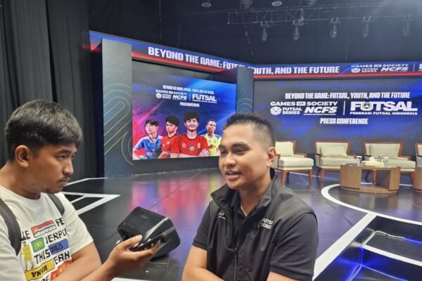 Tentu! Berikut adalah beberapa alternatif judul untuk "Turnamen Game of Society" menjadi ajang pencarian bakat Klub Liga 1:

1. "Liga 1 Talent Search: Ajang Pembuktian Bakat Sepak Bola"
2. "Pencarian Bintang Baru: Turnamen Resmi Liga 1"
3. "Liga 1 Talent Hunt: Ajang Kompetisi Bakat Sepak Bola"
4. "Festival Talenta: Mencari Bintang Masa Depan Liga 1"
5. "Ajang Bakat Liga 1: Turnamen Sepak Bola untuk Para Pahlawan"
6. "Turnamen Bakat Liga 1: Menemukan Talenta Sepak Bola Indonesia"
7. "Liga 1 Scout: Arena Bakat Sepak Bola Tanah Air"
8. "Festival Pencarian Bakat Liga 1: Ajang Menembus Impian Sepak Bola"

Semoga salah satu dari judul-judul ini sesuai dengan yang Anda inginkan!