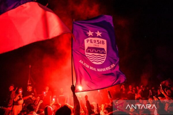 Tentu! Berikut adalah alternatif judul yang lebih menarik untuk "Persib Ajak Bobotoh Ikut Pawai Juara dengan Cara Menyenangkan":

"Persib Mengundang Bobotoh Merayakan Kemenangan dalam Pawai Juara yang Seru dan Menghibur!" 

atau

"Rayakan Kemenangan Bersama Persib: Pawai Juara yang Penuh Keceriaan untuk Bobotoh!"

Semoga membantu!
