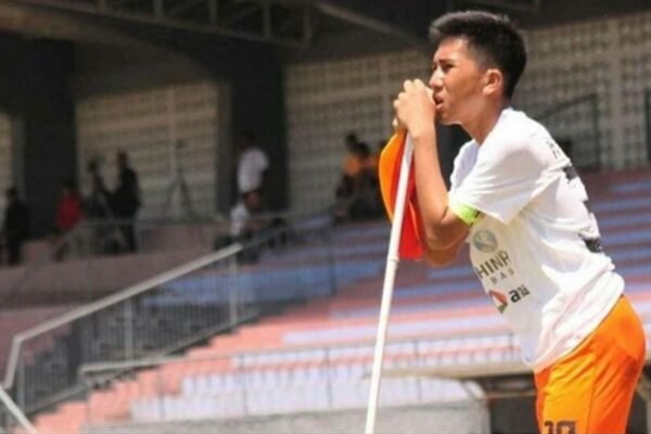 Here are some alternate title suggestions for "Madura United Resmi Permanenkan Taufany Muslihuddin":

1. "Taufany Muslihuddin Ditetapkan Secara Resmi Sebagai Pemain Permanen Madura United"
2. "Madura United Memperkuat Roster dengan Penandatanganan Taufany Muslihuddin"
3. "Taufany Muslihuddin Resmi Menjadi Pemain Tetap Madura United"
4. "Madura United Umumkan Permanennya Taufany Muslihuddin"
5. "Kepastian! Taufany Muslihuddin Bergabung Permanen dengan Madura United"
6. "Madura United Perkuat Tim Dengan Keputusan Permanennya Taufany Muslihuddin"
7. "Taufany Muslihuddin Resmi Berseragam Madura United Secara Permanen"
8. "Resmi Bergabung Permanen: Taufany Muslihuddin dan Madura United"

Feel free to modify any of these suggestions to better fit your needs!