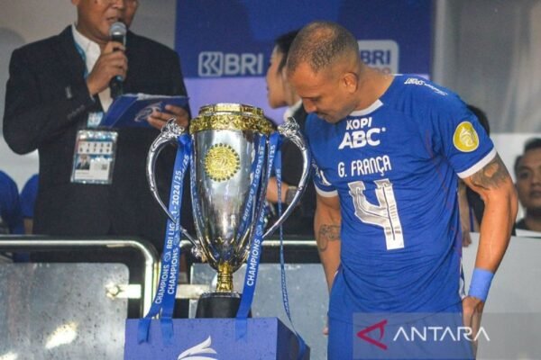 Here are some alternative titles for "Persib Bandung berpisah dengan Gustavo Franca":

1. "Persib Bandung dan Gustavo Franca: Akhir Sebuah Kerja Sama"
2. "P告P告ersib Bandung Mengucapkan Selamat Tinggal kepada Gustavo Franca"
3. "Gustavo Franca Resmi Tinggalkan Persib Bandung"
4. "Persib Bandung Memastikan Perpisahan dengan Gustavo Franca"
5. "Gustavo Franca dan Persib Bandung Berpisah: Apa Selanjutnya?"
6. "Persib Bandung Menyudahi Kerjasama dengan Gustavo Franca"
7. "Cerita Perpisahan: Gustavo Franca dan Persib Bandung"
8. "Perjalanan Berakhir: Gustavo Franca Berpisah dengan Persib Bandung"

Feel free to adjust or combine these suggestions!
