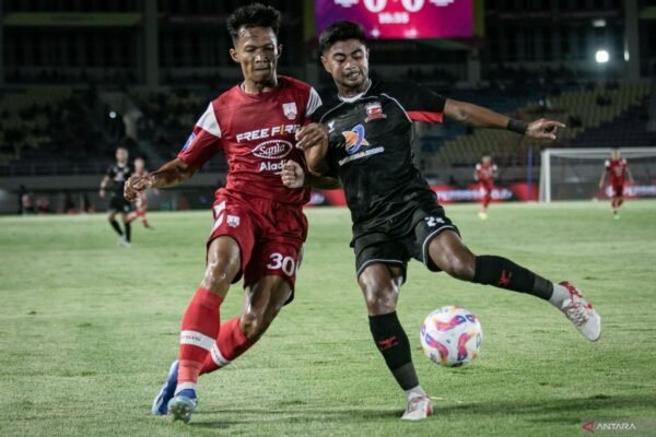 Persis Solo Perpanjang Kontrak Eky Taufik Hingga 2026" dapat diubah menjadi:

"Kontrak Eky Taufik Diperpanjang Hingga 2026 oleh Persis Solo