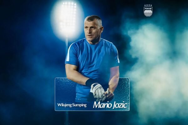Berikut beberapa alternatif judul untuk berita tersebut:

1. "Persib Resmi Angkat Mario Jozic sebagai Pelatih Kiper, Gantikan Passos"
2. "Mario Jozic Ditunjuk Sebagai Pelatih Kiper Baru Persib, Mengganti Passos"
3. "Persib Lakukan Perubahan: Rekrut Mario Jozic Sebagai Pelatih Kiper Baru"
4. "Mario Jozic Masuk dalam Tim Persib, Gantikan Passos Sebagai Pelatih Kiper"
5. "Perubahan di Persib: Mario Jozic Kini Memimpin Skuad Kiper, Passos Mundur"

Jika memerlukan lebih banyak alternatif, silakan beri tahu!