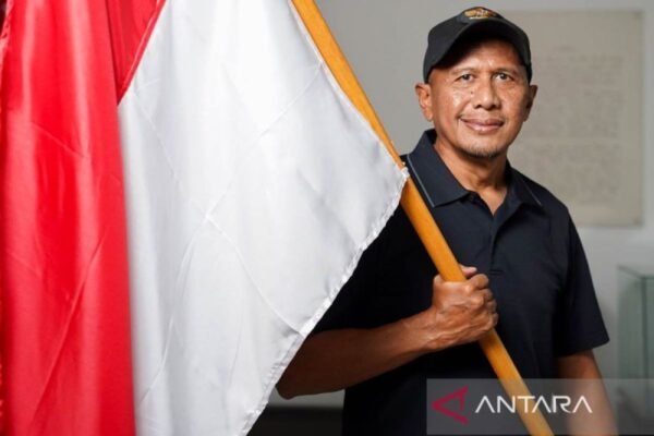 Here are some alternate title suggestions for "Rahmad Darmawan Latih Liga Indonesia All Star":

1. "Rahmad Darmawan Takes the Helm of Liga Indonesia All Star"
2. "Coaching the Stars: Rahmad Darmawan Leads Liga Indonesia All Star"
3. "Rahmad Darmawan at the Helm of Liga Indonesia All Stars"
4. "Liga Indonesia All Star Welcomes Rahmad Darmawan as Coach"
5. "Guiding the Elite: Rahmad Darmawan's Role in Liga Indonesia All Star"
6. "Star Coach: Rahmad Darmawan Leads Liga Indonesia All Star Team"
7. "Rahmad Darmawan: Mentor to Liga Indonesia's All-Star Talent"
8. "Former Star Player Rahmad Darmawan Takes Charge of Liga Indonesia All Star"
9. "The Return of a Maestro: Rahmad Darmawan’s Leadership of Liga Indonesia All Star"
10. "Rahmad Darmawan Sets Strategy for Liga Indonesia All Star Team"

Feel free to modify them further to better suit your needs!