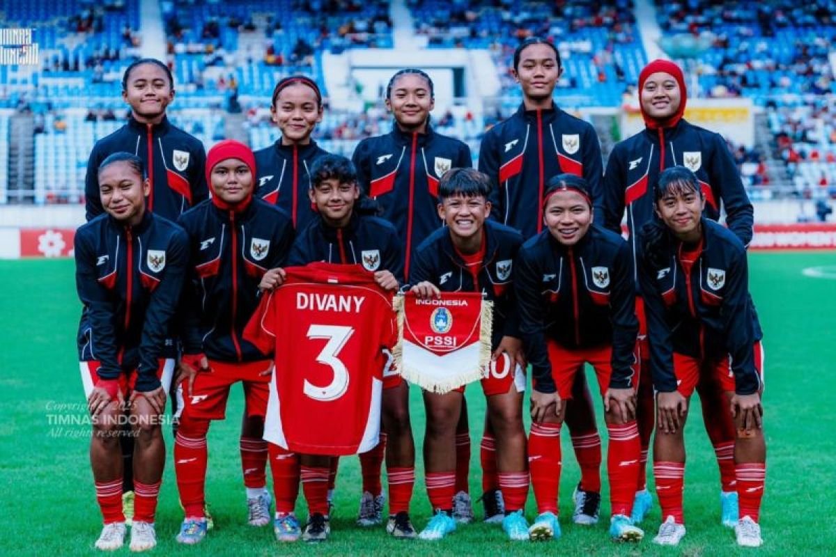 Berikut beberapa alternatif judul untuk "Timnas Indonesia gagal lolos ke Piala Asia Putri U-20 2026":

1. "Timnas Putri U-20 Indonesia Tidak Berhasil Melaju ke Piala Asia 2026"
2. "Kegagalan Timnas Indonesia Putri U-20 dalam Kualifikasi Piala Asia 2026"
3. "Timnas U-20 Perempuan Indonesia Terhenti di Kualifikasi Piala Asia 2026"
4. "Indonesia Putri U-20 Gagal Mencetak Sejarah di Piala Asia 2026"
5. "Harapan Timnas Indonesia Putri U-20 Pupus di Kualifikasi Piala Asia 2026"
6. "Piala Asia Putri U-20 2026: Timnas Indonesia Tak Dapat Tiket"
7. "Hasil Mengecewakan: Timnas Indonesia Putri U-20 Tak Lolos Piala Asia 2026"
8. "Langkah Timnas U-20 Perempuan Indonesia Terhenti: Tidak Lolos ke Piala Asia 2026"
9. "Timnas Putri U-20 Indonesia Kehilangan Peluang di Piala Asia 2026"
10. "Kegagalan Menyentuh Piala Asia 2026 Oleh Timnas Indonesia U-20 Putri"

Silakan pilih salah satu yang sesuai, atau gunakan sebagai inspirasi!
