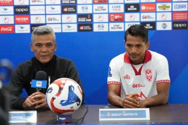 Berikut adalah beberapa alternatif judul untuk “Pelatih sebut tiga poin awal yang baik untuk Malut United”:
1. “Pelatih Ungkap Tiga Strategi Awal Positif untuk Malut United”
2. “Tiga Poin Awal yang Ditekankan Pelatih untuk Kemenangan Malut United”
3. “Pelatih Identifikasi Tiga Faktor Kunci untuk Awal Sukses Malut United”
4. “Memulai dengan Kuat: Tiga Poin Penting dari Pelatih Malut United”
5. “Pelatih: Tiga Langkah Awal Optimal untuk Malut United”
Silakan pilih judul yang paling sesuai! Berikut adalah beberapa alternatif judul untuk "Pelatih sebut tiga poin awal yang baik untuk Malut United":
1. "Pelatih Ungkap Tiga Strategi Awal Positif untuk Malut United"
2. "Tiga Poin Awal yang Ditekankan Pelatih untuk Kemenangan Malut United"
3. "Pelatih Identifikasi Tiga Faktor Kunci untuk Awal Sukses Malut United"
4. "Memulai dengan Kuat: Tiga Poin Penting dari Pelatih Malut United"
5. "Pelatih: Tiga Langkah Awal Optimal untuk Malut United"
Silakan pilih judul yang paling sesuai!