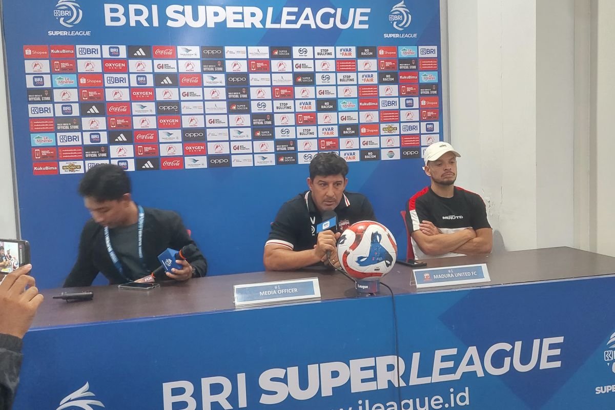 Berikut beberapa alternatif judul untuk "Pelatih Madura United soroti mental pemain setelah kalah di Ternate":

1. "Pelatih Madura United Evaluasi Mental Pemain Pasca Kekalahan di Ternate"
2. "Mental Pemain Jadi Sorotan Pelatih Madura United Setelah Kekalahan di Ternate"
3. "Kekalahan di Ternate: Pelatih Madura United Ungkap Masalah Mental Tim"
4. "Pelatih Madura United Tegaskan Pentingnya Mental Pemain Usai Kekalahan di Ternate"
5. "Usai Kalah di Ternate, Pelatih Madura United Soroti Kesehatan Mental Pemain" 

Semoga alternatif judul ini membantu!